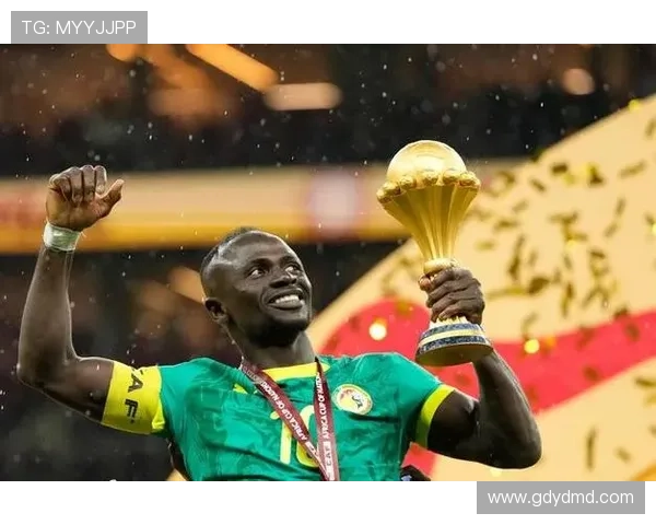 塞内加尔大方展示非洲杯奖杯 塞内加尔大方展示非洲杯奖杯